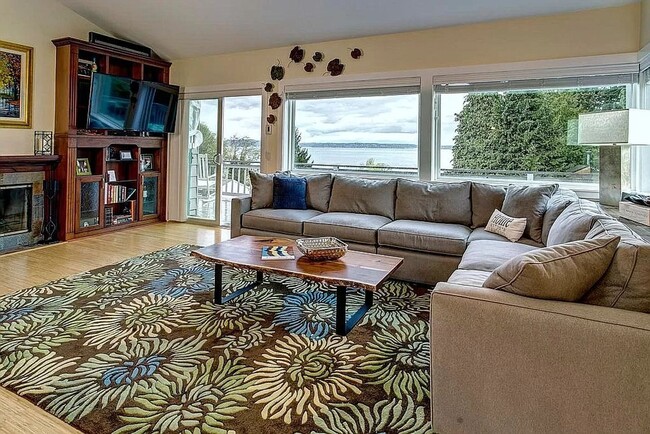 Building Photo - Stunning Sound & Olympic Mountain View Home in North Admiral