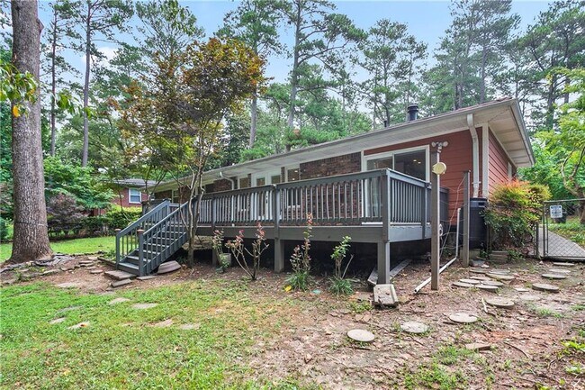 Building Photo - 2558 Woodacres Rd NE