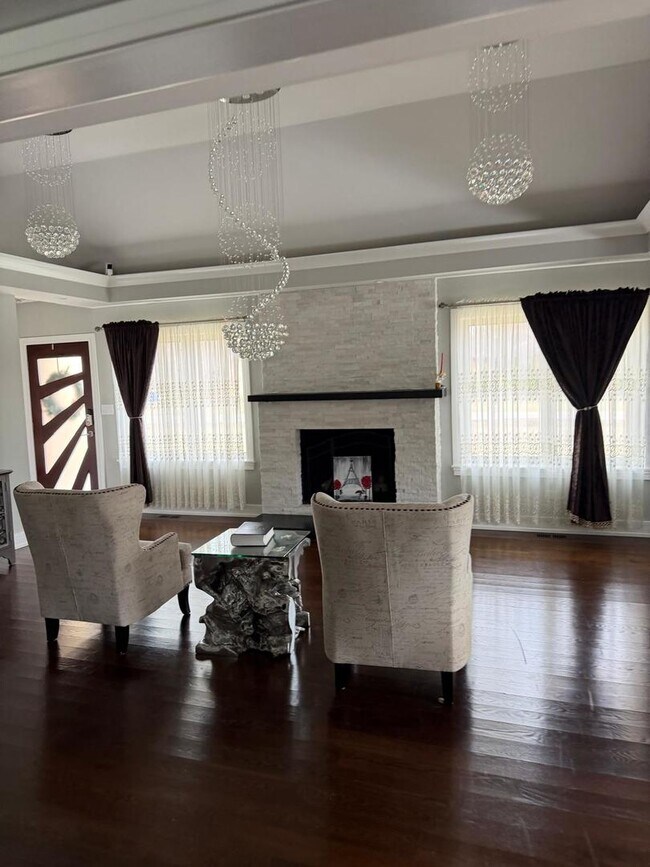 Building Photo - 4N150 Hawthorne Ave