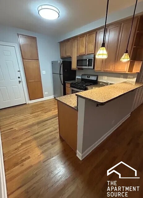 Building Photo - 2340 W Granville Ave