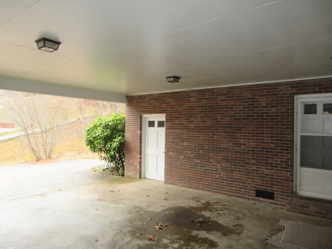 Building Photo - $1,780 - 3 Bedroom 1.5 Bathroom Unfurnishe...