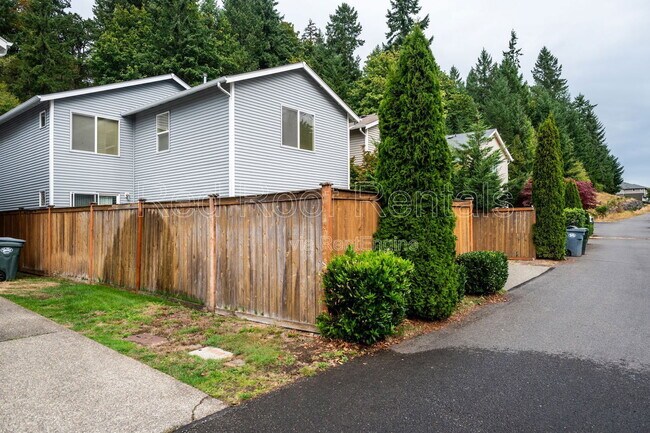 Building Photo - 1208 Burnside Pl