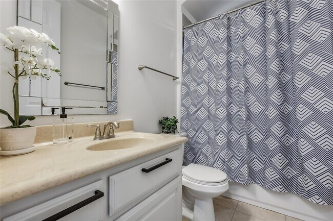 Building Photo - 5501 Allamanda Dr