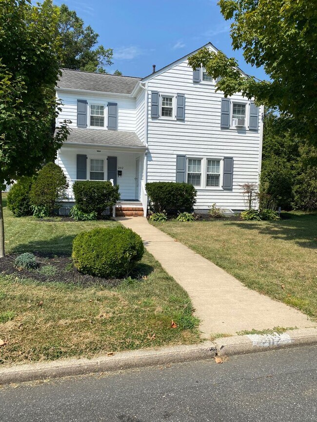Primary Photo - Updated 3 bedroom, 1.5 bathroom single fam...