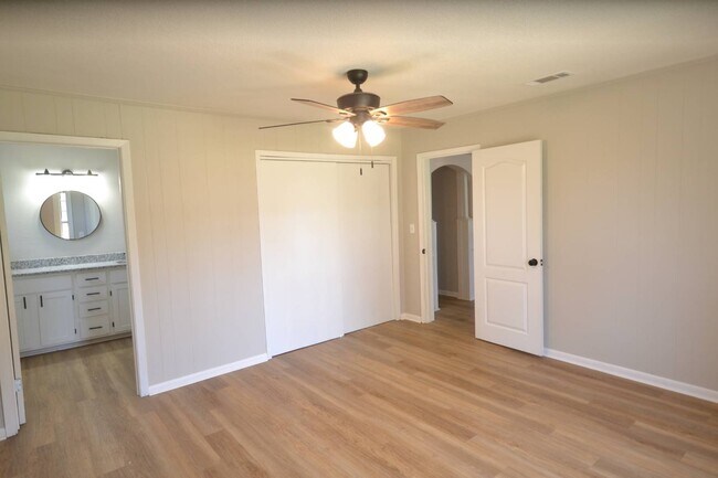 Building Photo - 412 West University