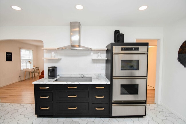 Building Photo - 2012 W 22nd St