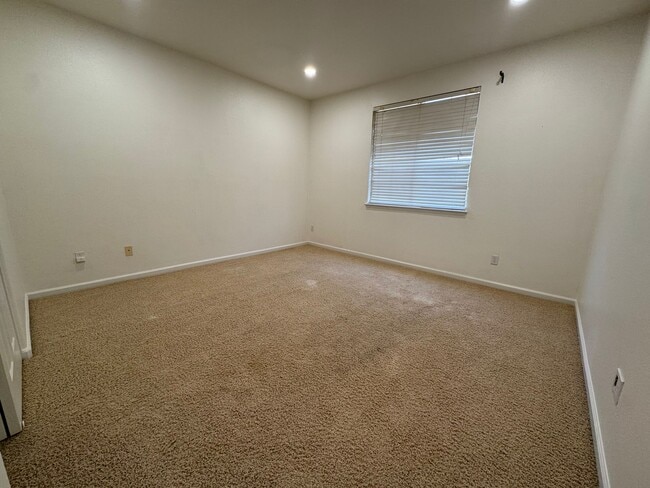 Building Photo - 37815 Fernwood Ct