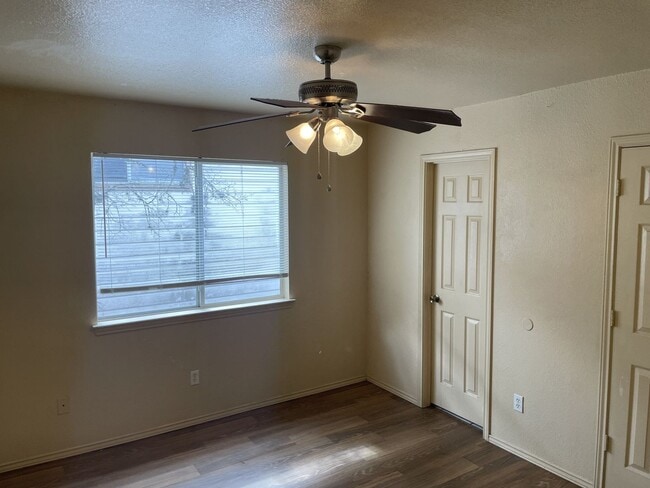 Building Photo - 826/828 Sagewood