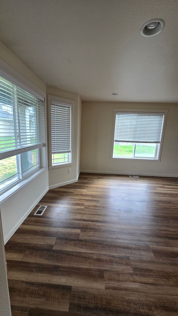Building Photo - 340 S Dovetail Ct