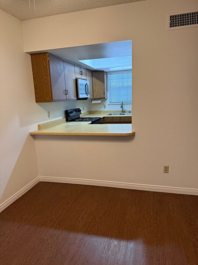 Building Photo - Great Condo