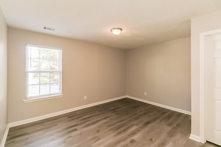 Building Photo - 7430 Royale Ln