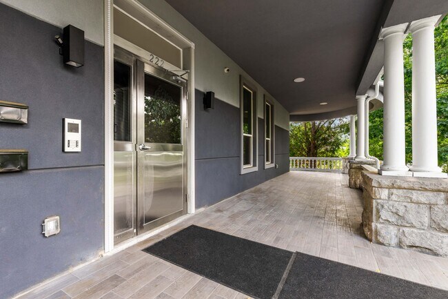 Building Photo - 222 Primrose Ave