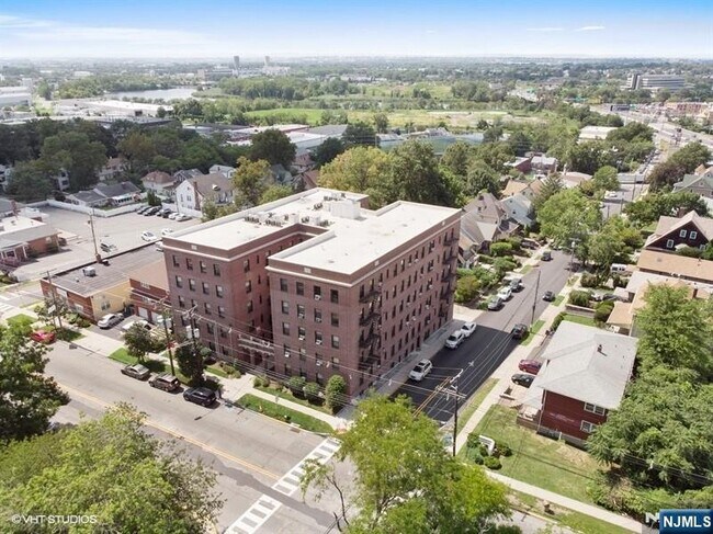 Building Photo - 855 Broad B2