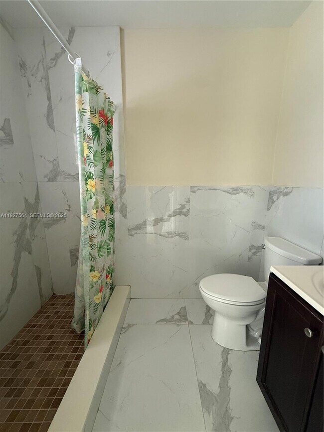 Building Photo - 1211 NE 23rd Ave