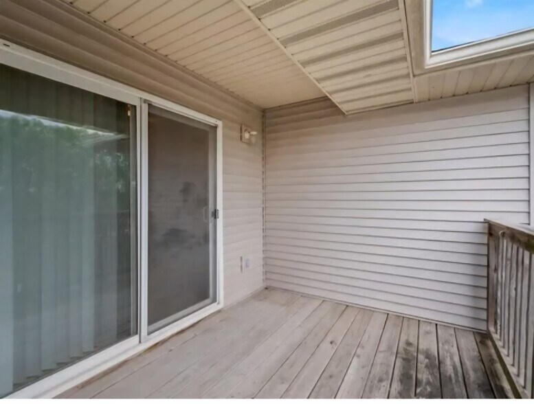 Building Photo - 1000 Duchess Dr