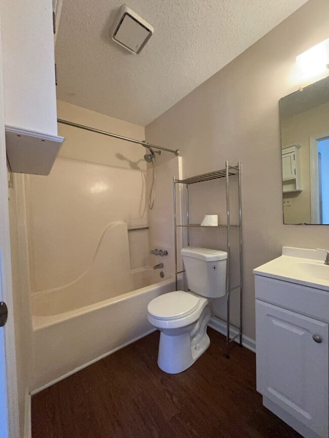 Building Photo - 2119 Rolling Ridge Dr