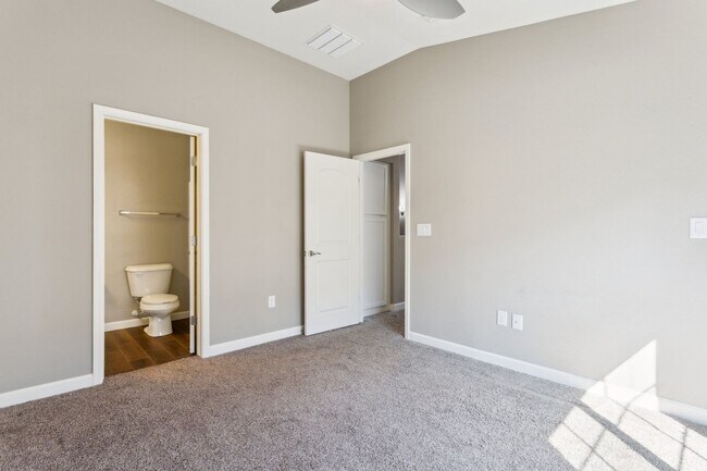 Building Photo - Gorgeous Condo