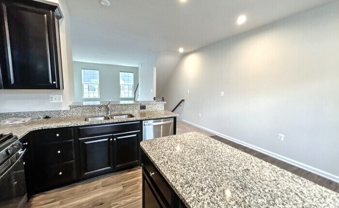 Building Photo - 502 River Crest Way