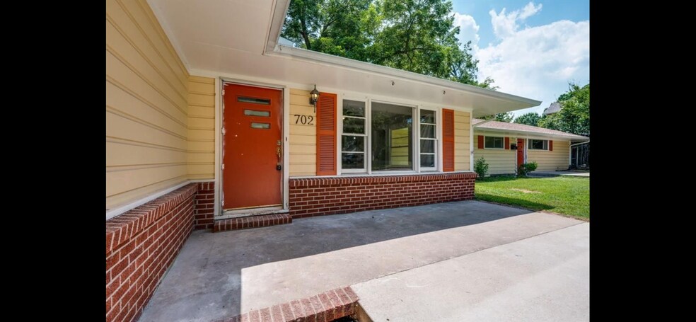 Building Photo - 702 W Brockett St