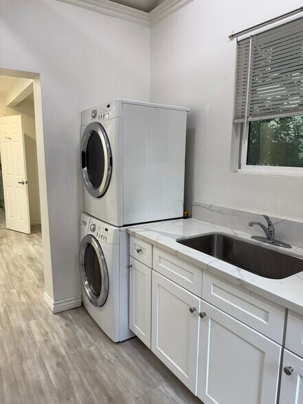 Building Photo - 532 S Irving Blvd