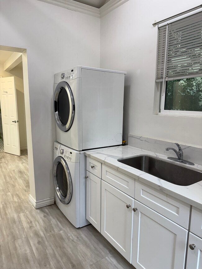 Building Photo - 532 S Irving Blvd