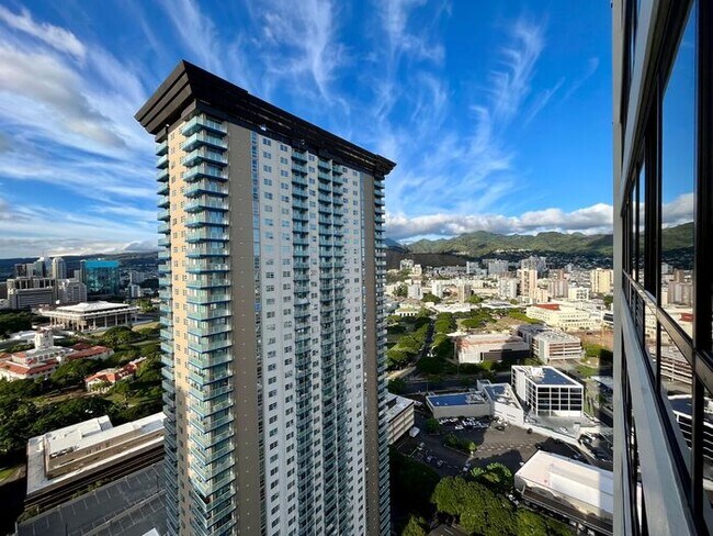 Building Photo - Kakaako: 2 Bed, 2 Bath, 2 Parking with Sto...