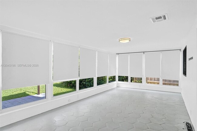 Building Photo - 9040 Carlyle Ave