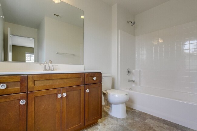 Building Photo - Beautiful Sky Ranch home with Spectacular Views!