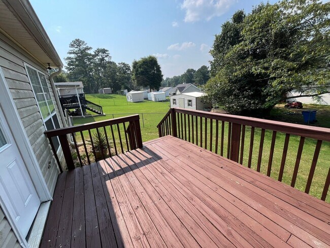 Building Photo - Off Hunter Rd! New Flooring and New Paint