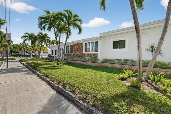 Building Photo - 1470 N Treasure Dr