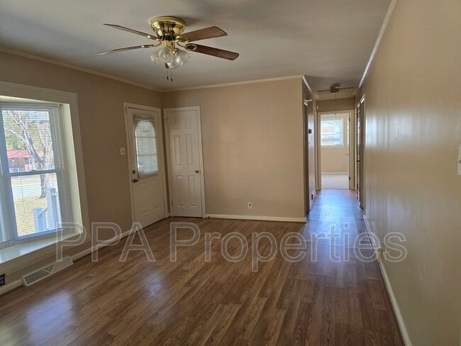 Building Photo - 404 Oakgrove Dr