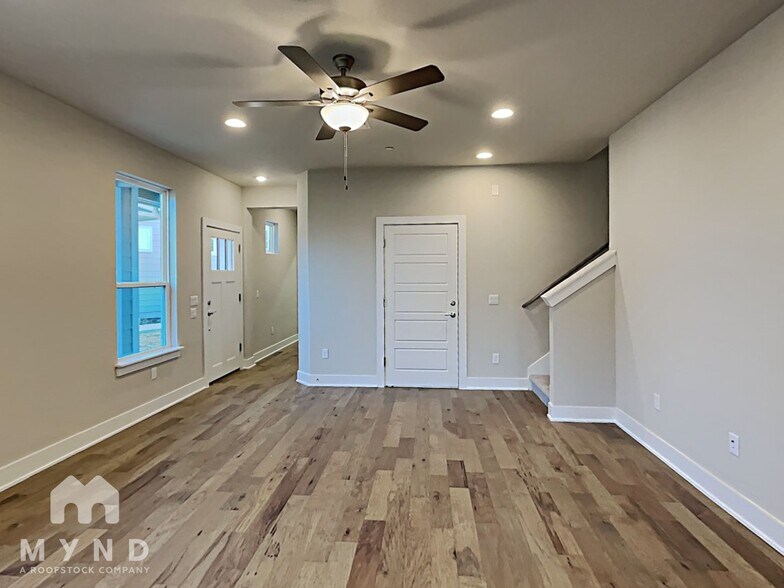Building Photo - 1606 Roseburg Dr