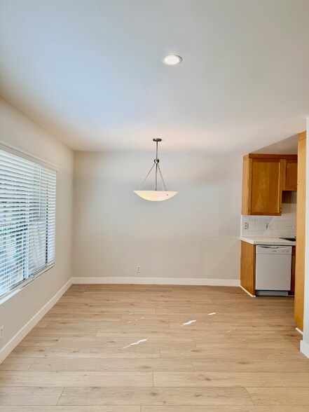 Building Photo - 808-812 Westmount Dr