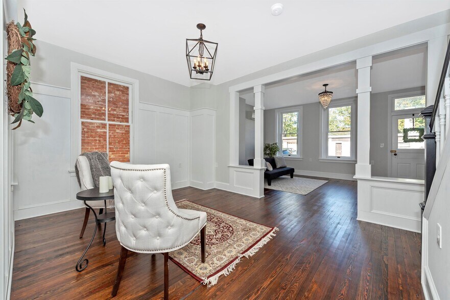 Building Photo - 6 W 4th St