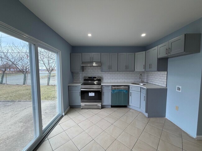 Building Photo - 14 Acorn Rd