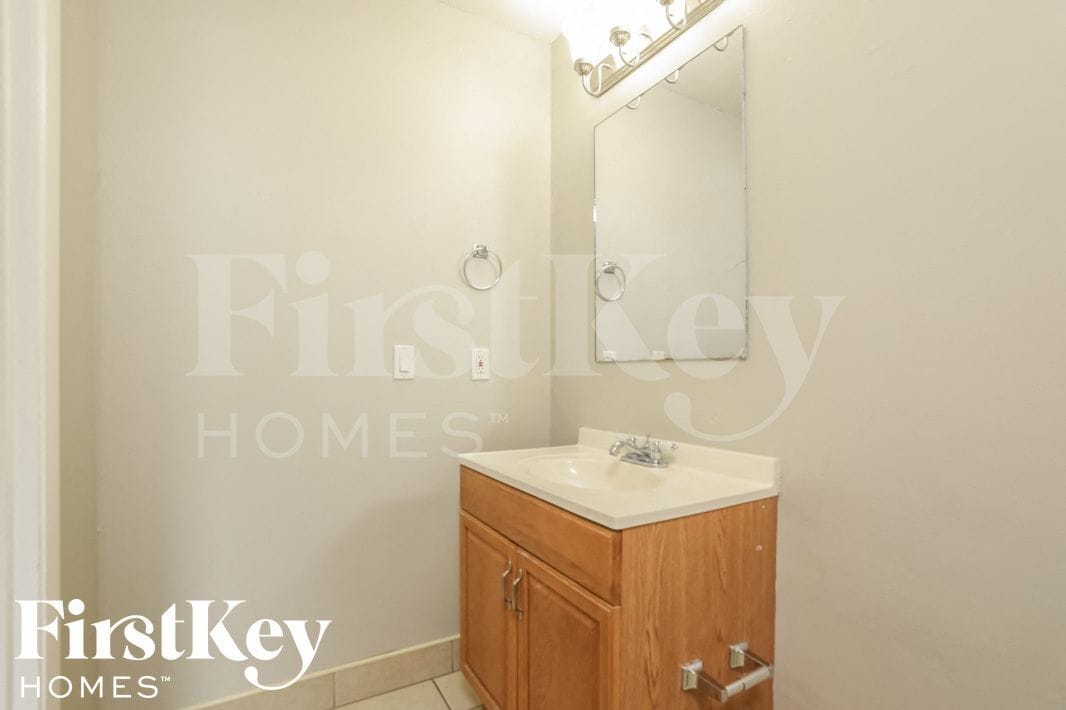 Building Photo - 2045 Houndslake Dr