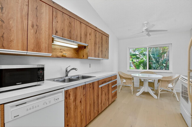 Building Photo - 708 Lago Rd