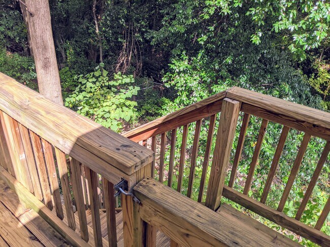 Building Photo - Charming 1 Bedroom Duplex in Buckhead!