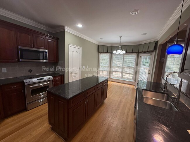 Building Photo - 2528 N Beech Ln