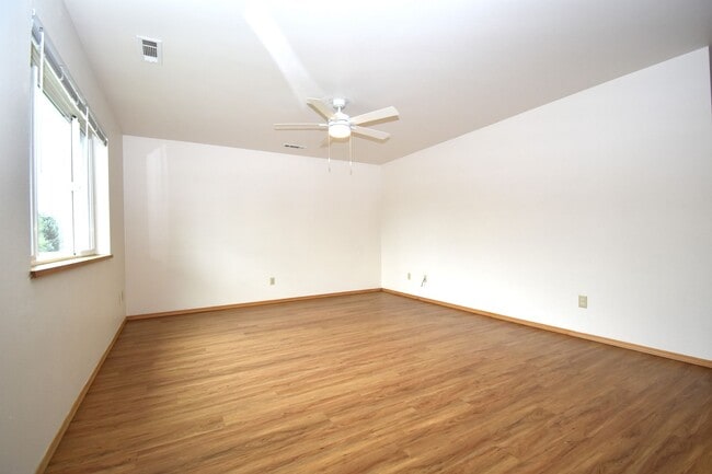Building Photo - 3BD, 1BA Top Floor Unit