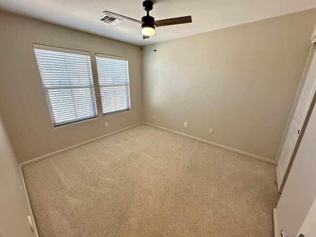 Building Photo - 1912 E Loma Vista St