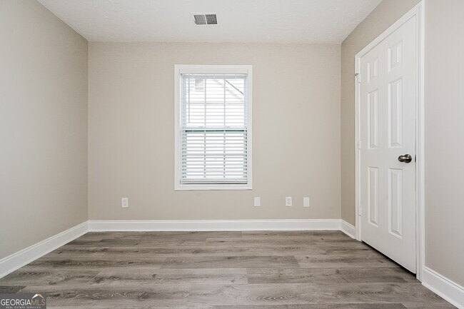 Building Photo - 1505 Queen Elizabeth Dr