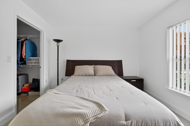 Building Photo - 4807 Via Palm Lakes Via