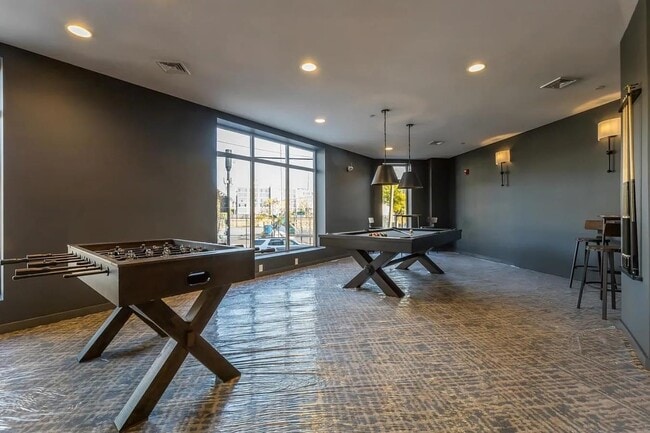 Building Photo - 425 3rd St