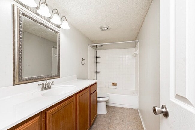 Building Photo - 2 Bedroom Condo with Pool and the Convinience of a Jefferson Hwy Address!