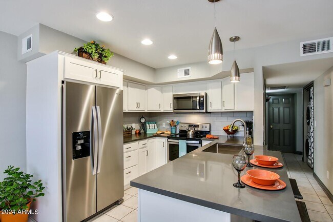 Building Photo - 14849 N Kings Way