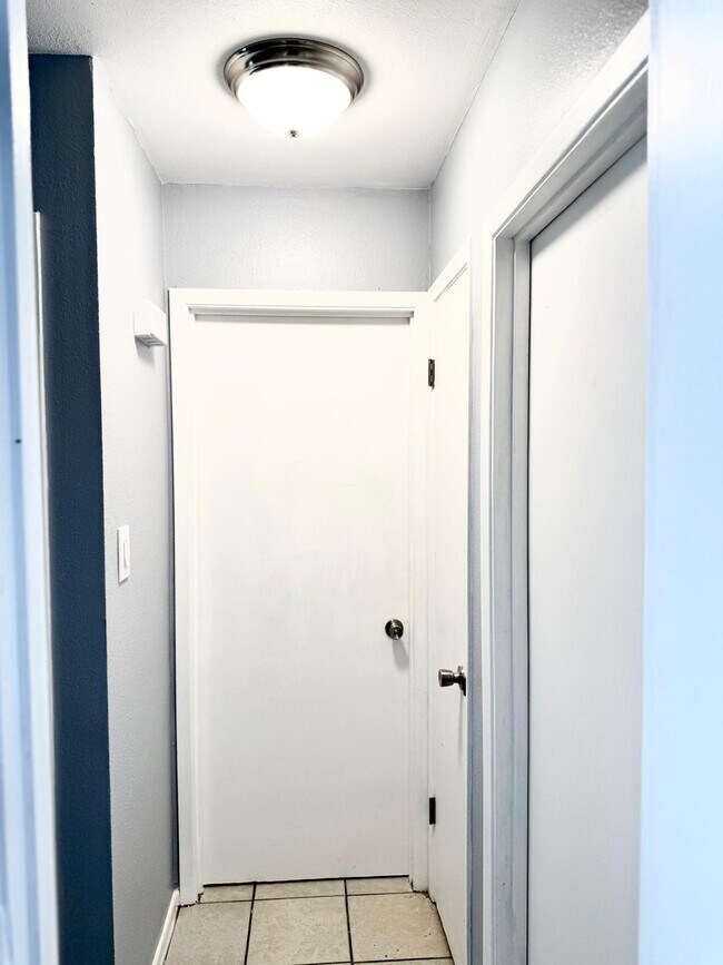 Building Photo - 1412 E Hillside Rd