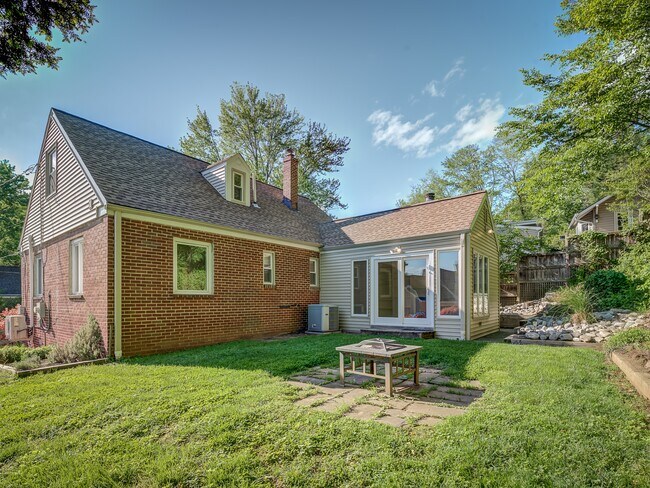 Building Photo - 9011 Lindale Dr