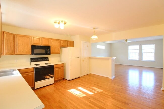 Building Photo - 351 Emerson Ln