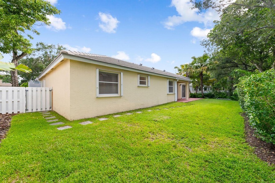 Building Photo - 9953 NW 9th Ct